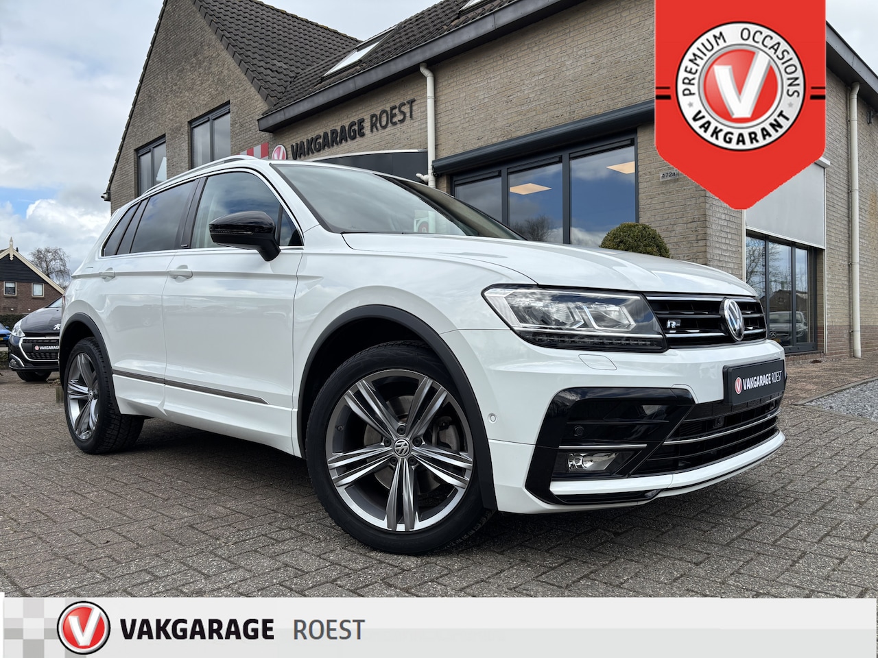 Volkswagen Tiguan - 2.0 TSI 4Motion Automaat Highline Business R Trekhaak / Panoramadak / Full LED - AutoWereld.nl