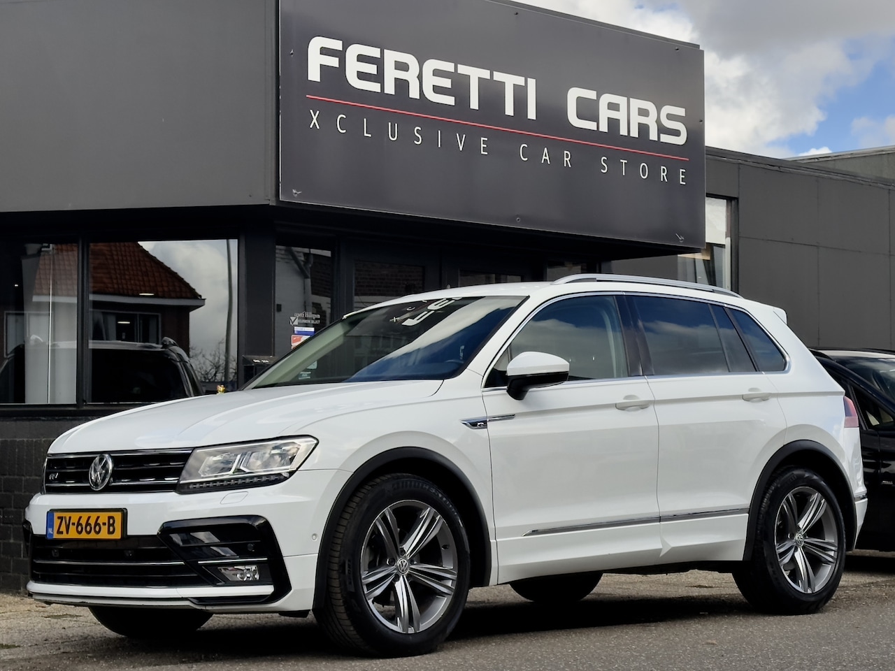 Volkswagen Tiguan - 2.0 TDI 150PK R-LINE NAVI CAMERA AIRCO APPLE-CARPLAY DIGI-DASH LED LMV PDC - AutoWereld.nl