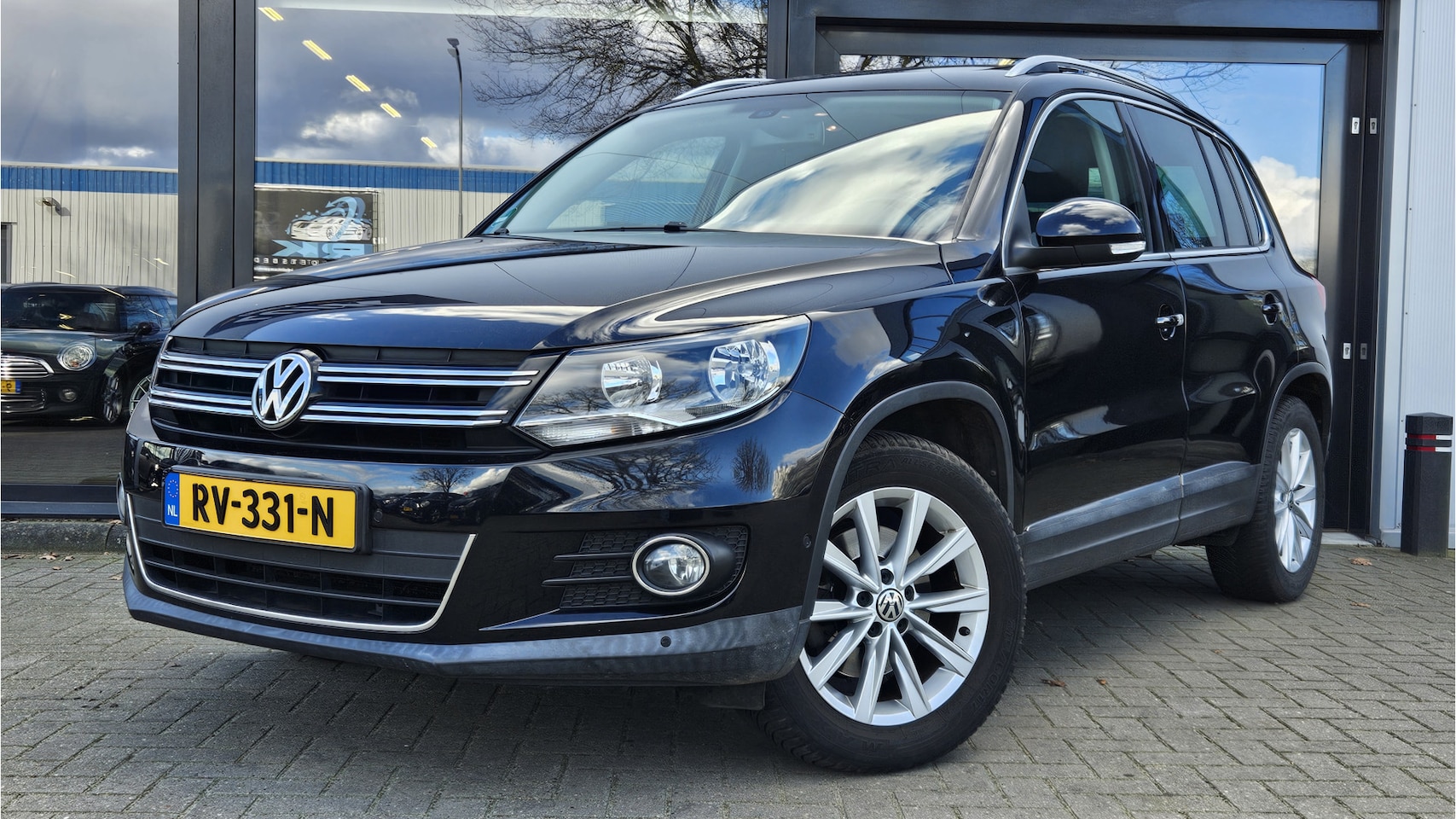 Volkswagen Tiguan - 1.4 TSI Sport&Style + PANO DAK + VOLLEER + NAVI + CRUISE - AutoWereld.nl