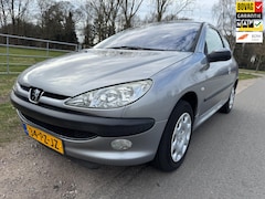 Peugeot 206 - 1.4-16V Gentry Premium met airco en trekhaak