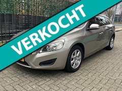 Volvo V60 - 1.6 T4 Kinetic Grijs AUT TREKHAAK NAP|AIRCO|APK 26