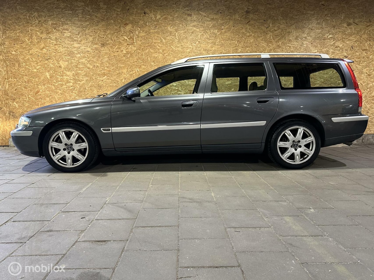 Volvo V70 - 2.5T 210pk Titanium Edition - APK 03-2026 - AutoWereld.nl