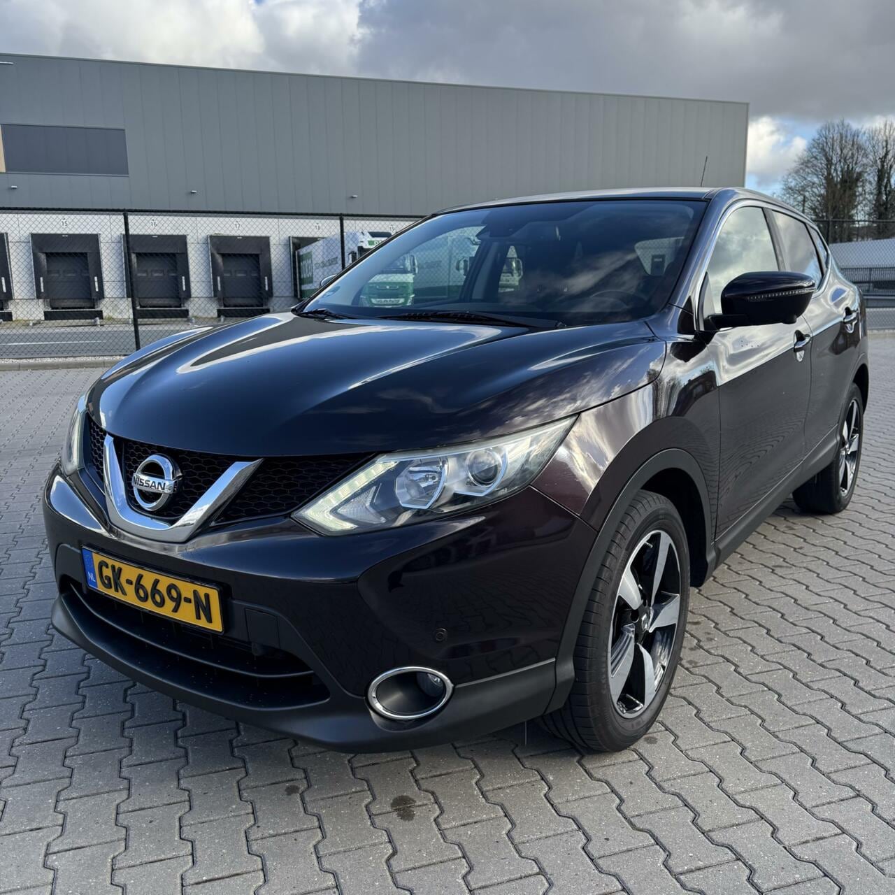 Nissan Qashqai - 1.2 Automaat 2015 / Camera / Pdc / Trekhaak - AutoWereld.nl