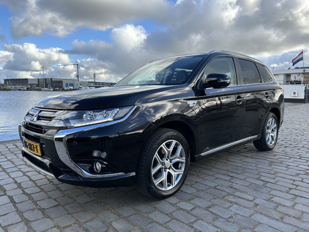 Mitsubishi Outlander - 2.0 PHEV Instyle+ Leer Navi 360-camera Trekhaak - AutoWereld.nl