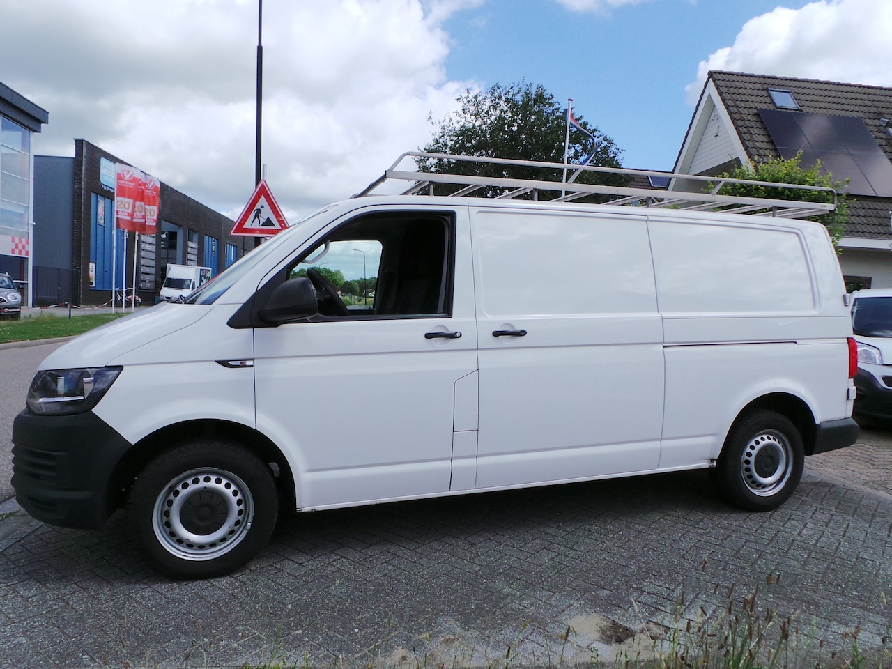 Volkswagen Transporter - 2.0 TDI L2H1 (5de versnelling werkt niet) airco,2 schuifdeuren,trekhaak diversen schades - AutoWereld.nl