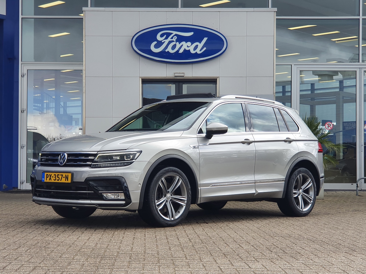 Volkswagen Tiguan - 2.0 TSI 4Motion Highline R-Line | Panoramadak | Elek. Trekhaak | R-Line exterieur | achter - AutoWereld.nl