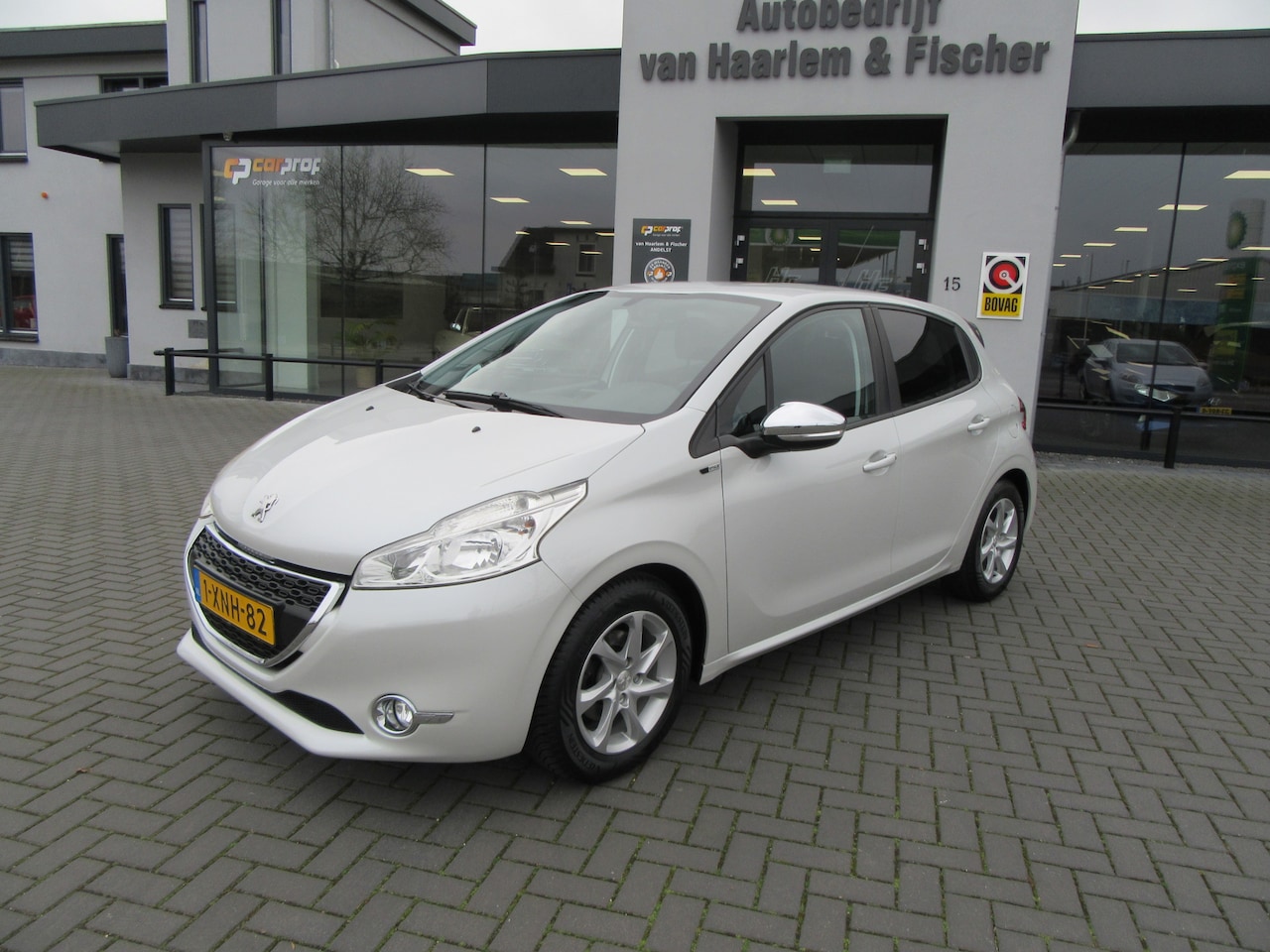 Peugeot 208 - 1.2 e-VTi Style Automaat, Navigatie, PDC - AutoWereld.nl