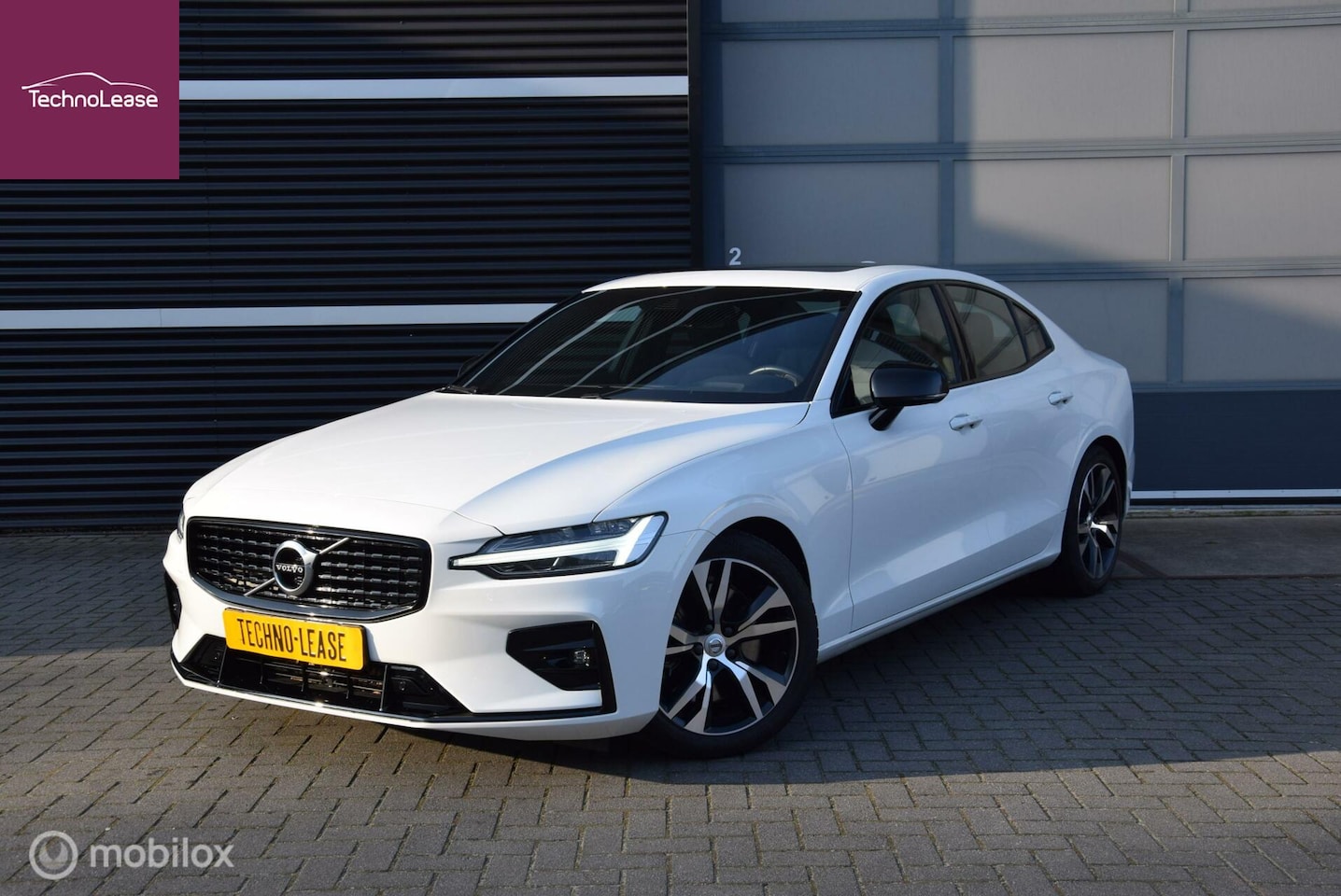 Volvo S60 - 2.0 B5 250pk R-Design mild hybrid Panorama dak 18inch - AutoWereld.nl