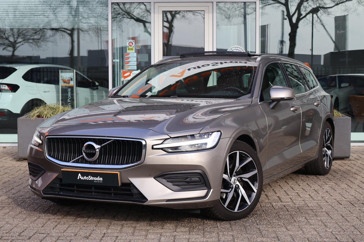 Volvo V60 - T4 Momentum Pro 190pk Geartronic | Camera | LED | Stoelverwarming | Navi | Carplay | Leder - AutoWereld.nl