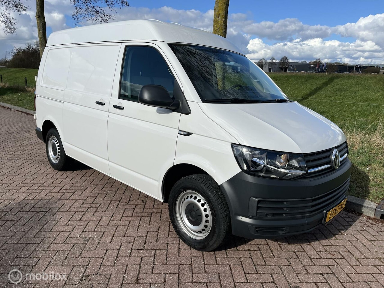 Volkswagen Transporter - 2.0 TSI Benzine L1H2 Hoog + AC - AutoWereld.nl