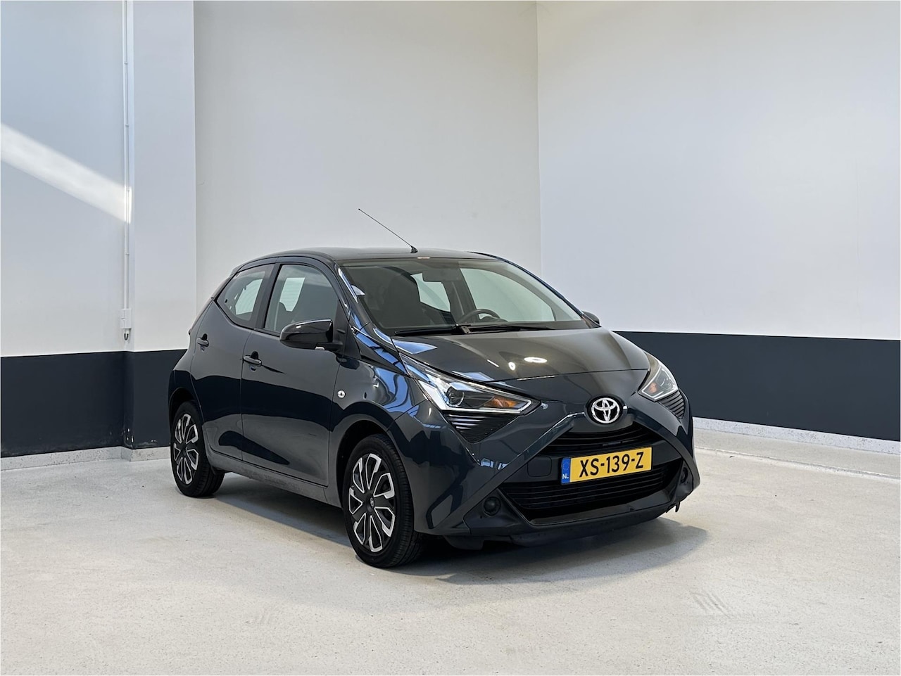 Toyota Aygo - 1.0 VVT-i x-play | NL | Carplay | Navi | Camera | Airco | 5- DRS | LED | - AutoWereld.nl