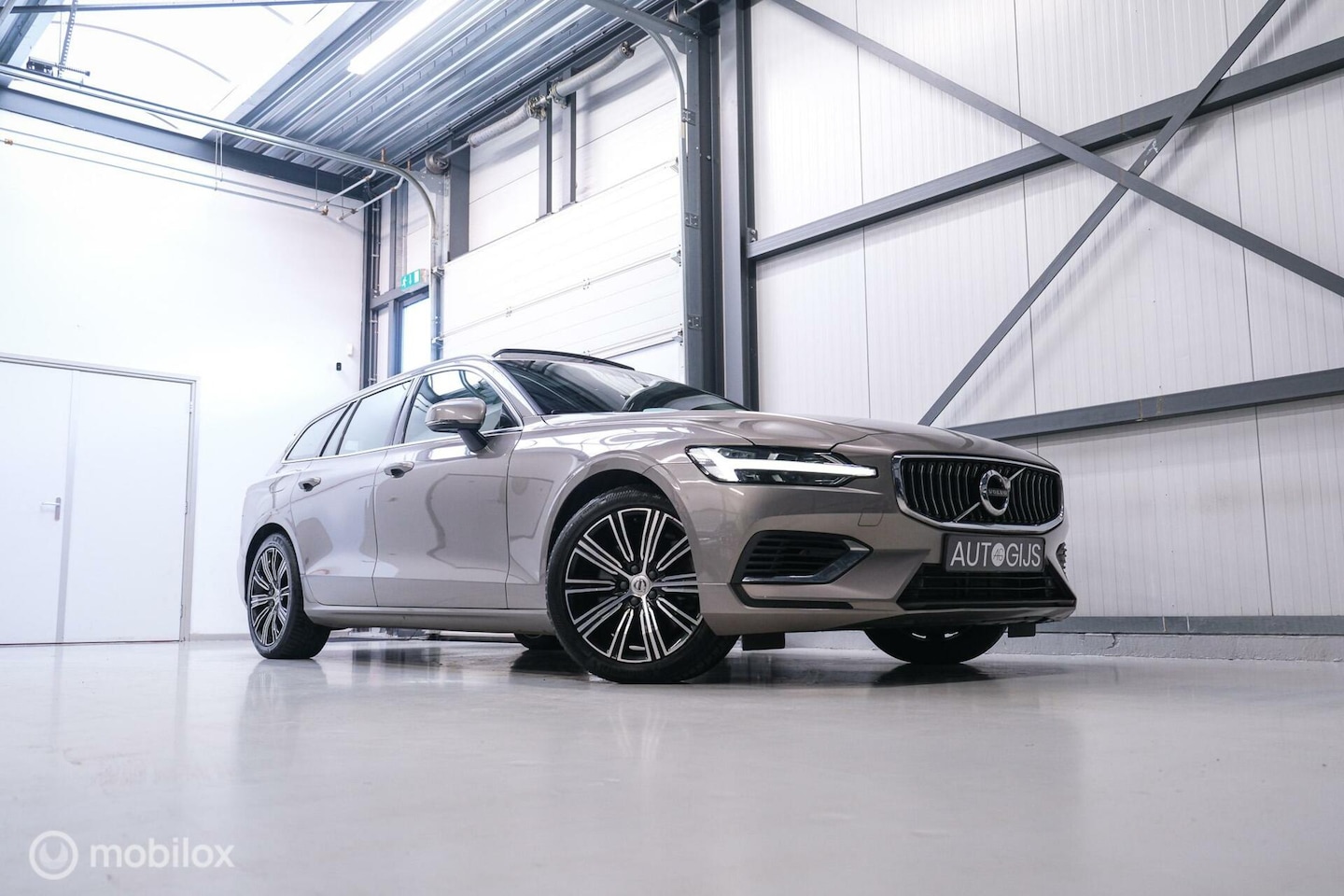 Volvo V60 - 2.0 T8 Twin Engine AWD Inscription | Schuifdak | Trekhaak | Leder | Dealer onderhouden | N - AutoWereld.nl