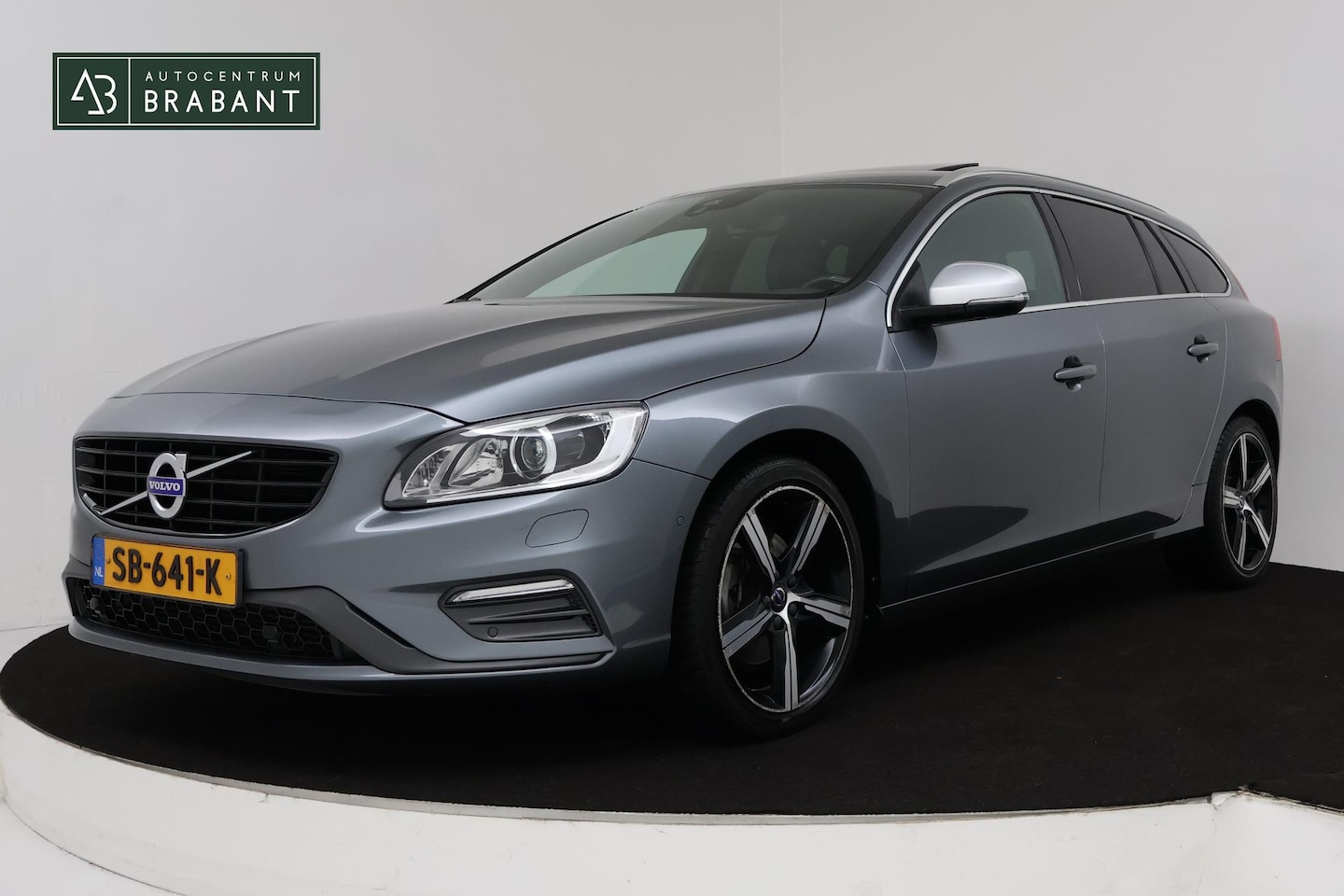 Volvo V60 - 2.0 T4 Business Sport (PANORAMADAK, STOELVERWARMING, CAMERA, LEER, PARKEERSENSOREN, NL-AUT - AutoWereld.nl