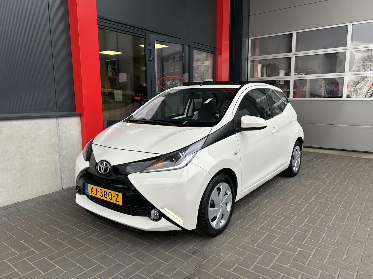 Toyota Aygo - AYGO 1.0 VVTi x-clusive navigatie, cabio dak, camera - AutoWereld.nl