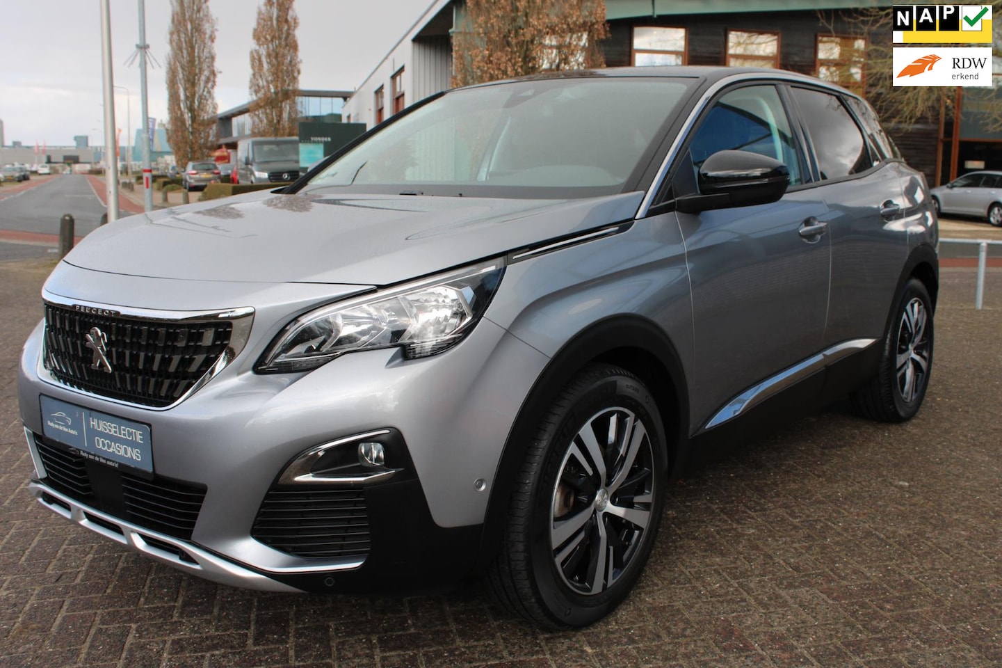 Peugeot 3008 - 1.2 PureTech Allure 28000 KILOMETER TREKHAAK - AutoWereld.nl