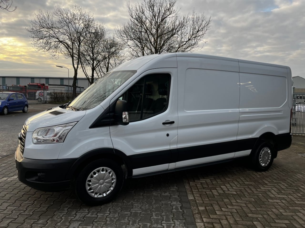 Ford Transit - 350 2.2 TDCI L3H2 *AIRCO - TREKHAAK* - AutoWereld.nl