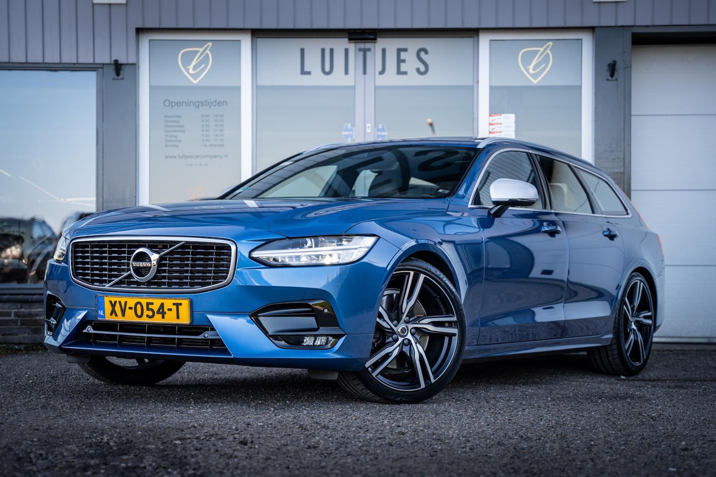 Volvo V90 - 2.0 T4 R-design I Pano-dak I Harman/Kardon I Trekhaak I Leder I Carplay I 20'' I NL-auto I - AutoWereld.nl