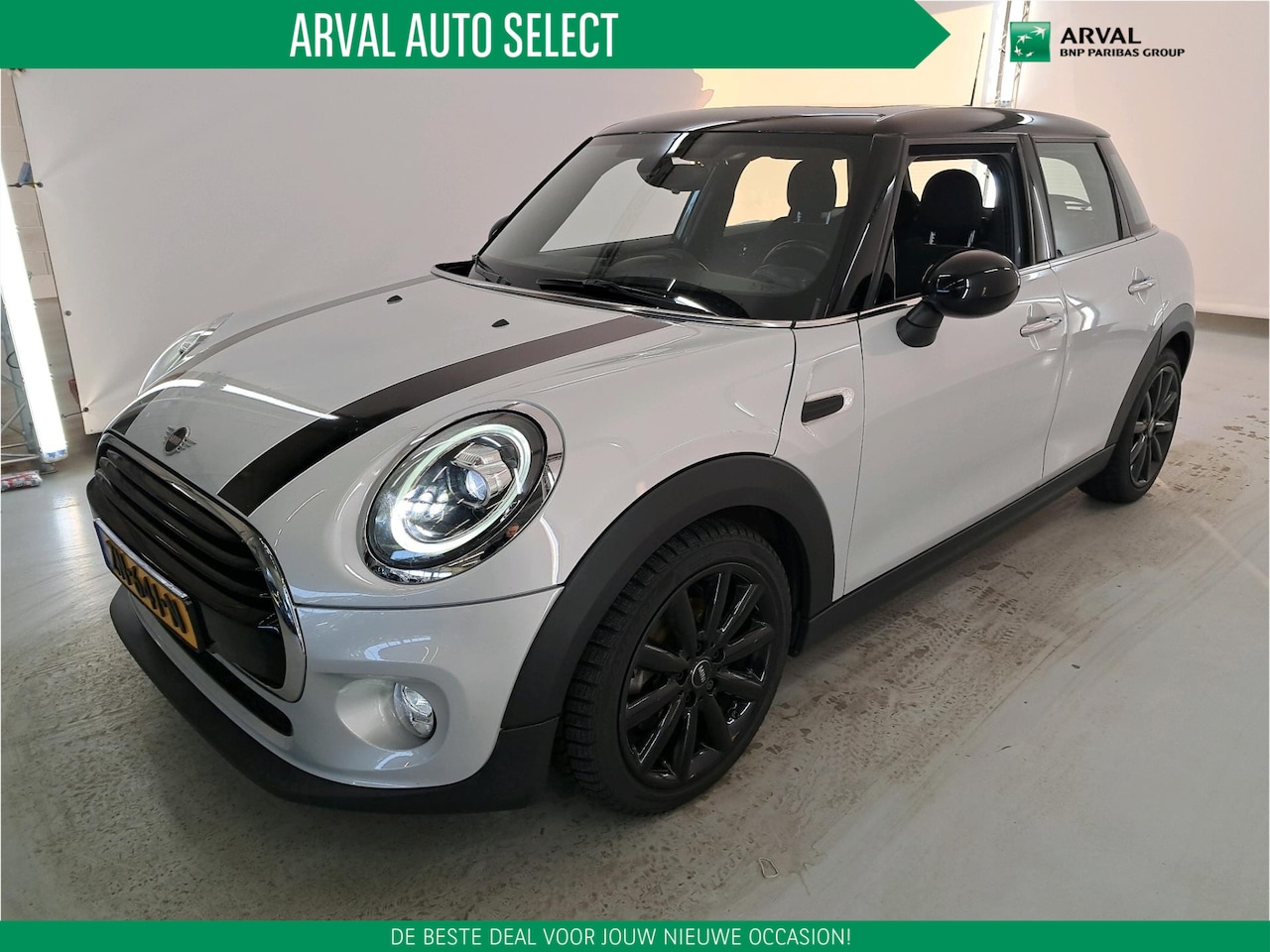 MINI Cooper - Mini 1.5 136pk Automaat Chili Business Plus | Panoramadak | 5 Deurs | Navi | Keyless | LED - AutoWereld.nl