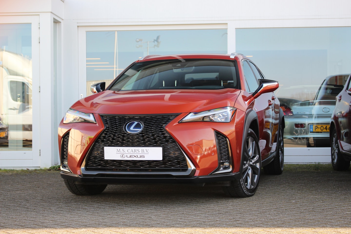 Lexus UX - 250h F-Sport Premium I Orange I Applecarlpay I Leder - AutoWereld.nl