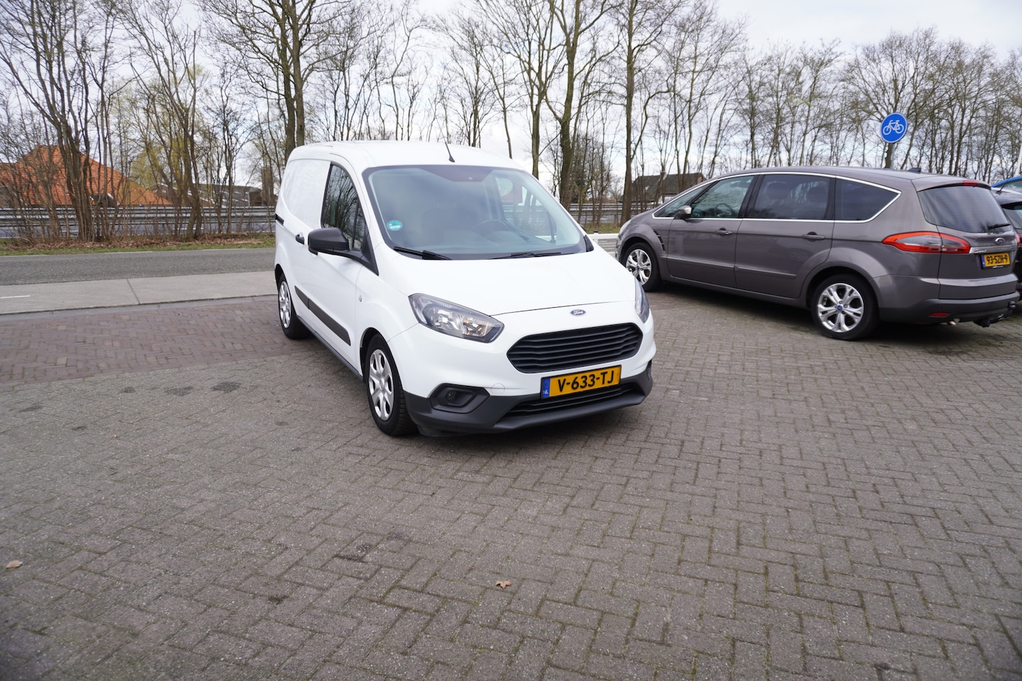 Ford Transit Courier - 1.5 TDCI NAVI CRUISE TREKHAAK CARPLAY - AutoWereld.nl