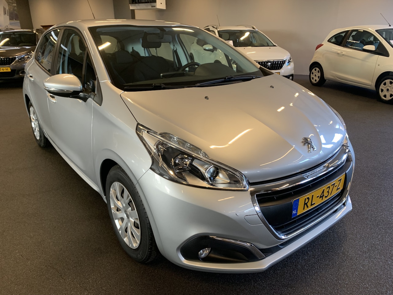 Peugeot 208 - 1.2 PureTech Active 5 drs Airco-Navigatie-Parkeersensoren - AutoWereld.nl