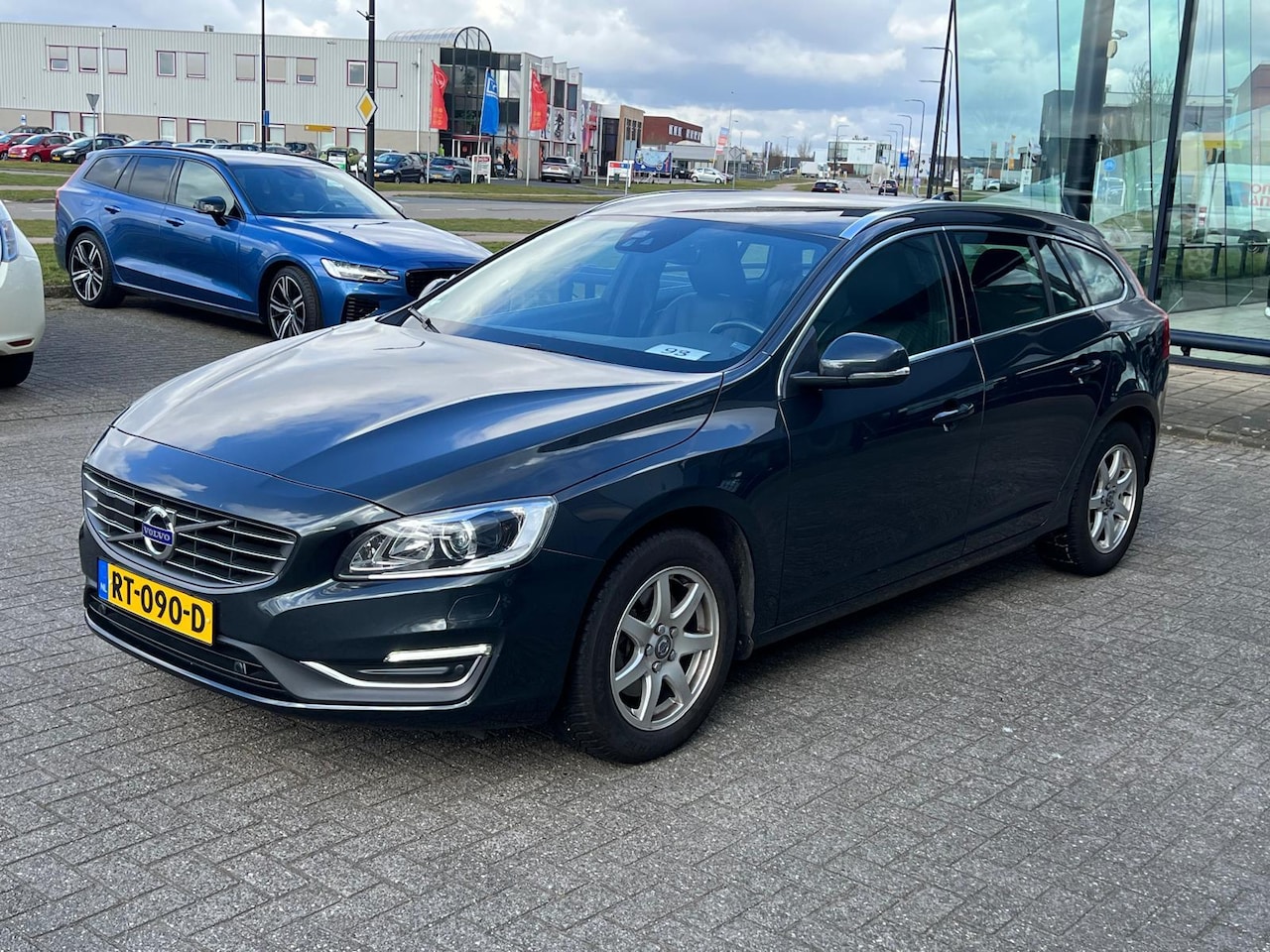 Volvo V60 - 2.0 T4 Summum 2.0 T4 Summum ( Deze auto is net binnen en wordt gepoetst ) - AutoWereld.nl