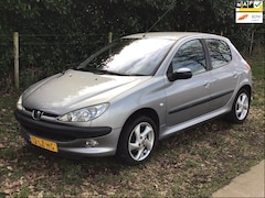 Peugeot 206 - 1.4 Gentry met automatische airco en NAP/trekhaak