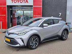 Toyota C-HR - 2.0 HYBRID DYNAMIC APPLE/ANDROID P-SENSOREN AD-CRUISE CAMERA 18"LM-VELGEN NL-AUTO