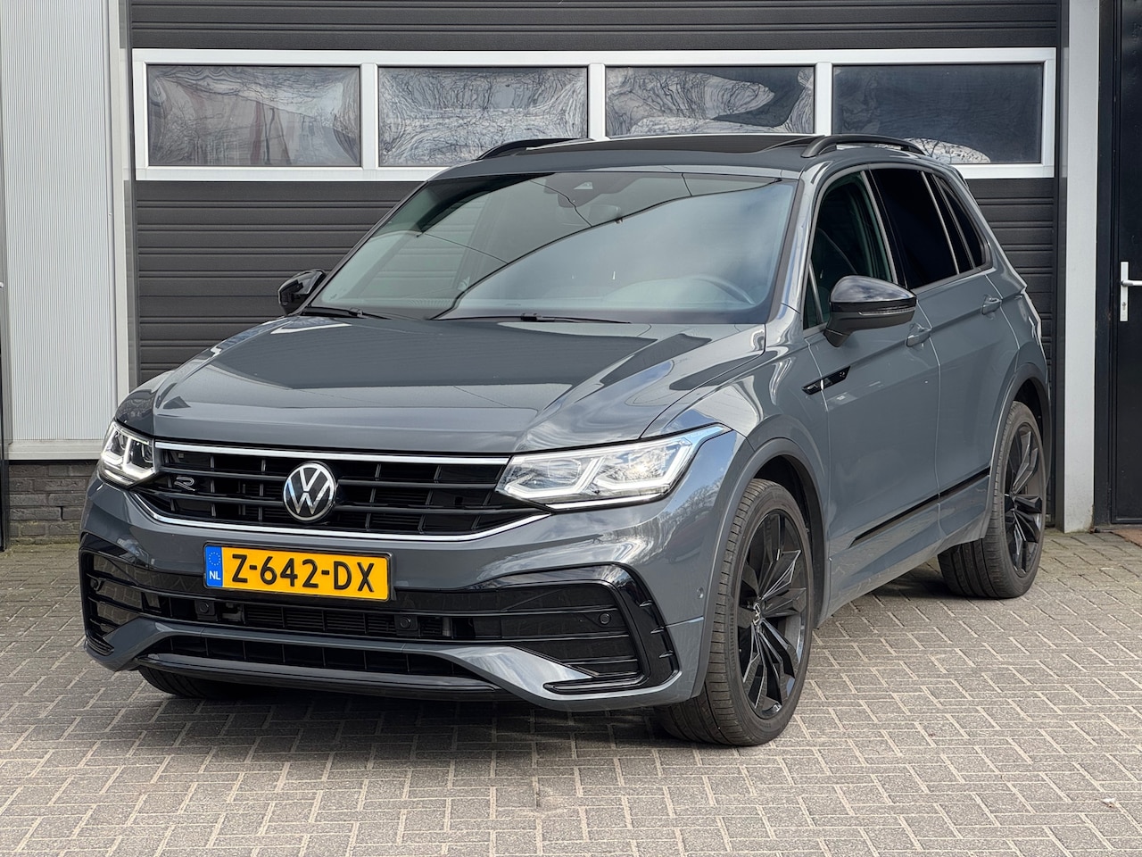 Volkswagen Tiguan - 1.5 TSI R-Line Xenon/Led, Virtual, Adaptive cruise, Pano, Camera - AutoWereld.nl