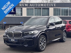 BMW X5 - X5 M sport 45e | LUCHTVERING | STOEL/STUUR VERWARMING | DODE HOEK| PANO | BOMVOL|