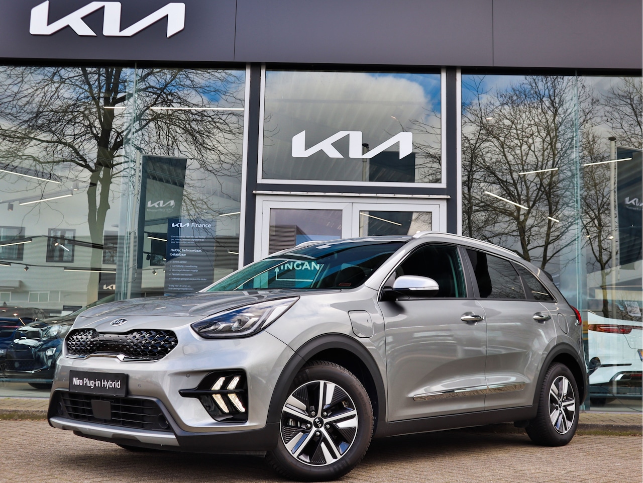 Kia Niro - 1.6 GDi PHEV ExecutiveLine Leder+Navi+BT+Cam Cr. Control PDC Stoelvent.+Stuurverw. tot 10 - AutoWereld.nl