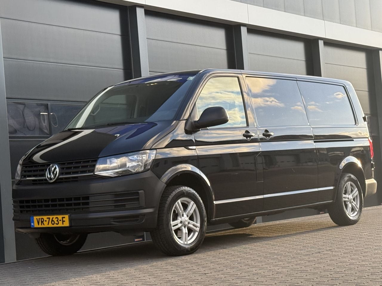 Volkswagen Transporter - 2.0 TDI L2-H1 Navi Airco PDC - AutoWereld.nl