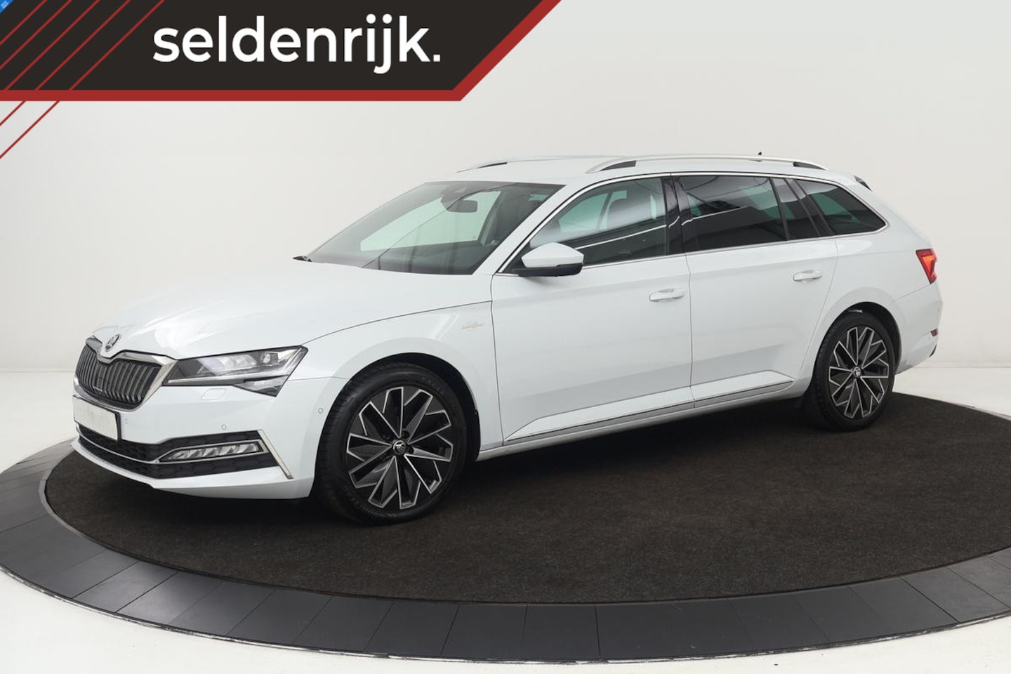 Skoda Superb - 1.4 TSI iV Laurin & Klement | Standkachel | Trekhaak | Alcantara | Adaptive cruise | Sfeer - AutoWereld.nl