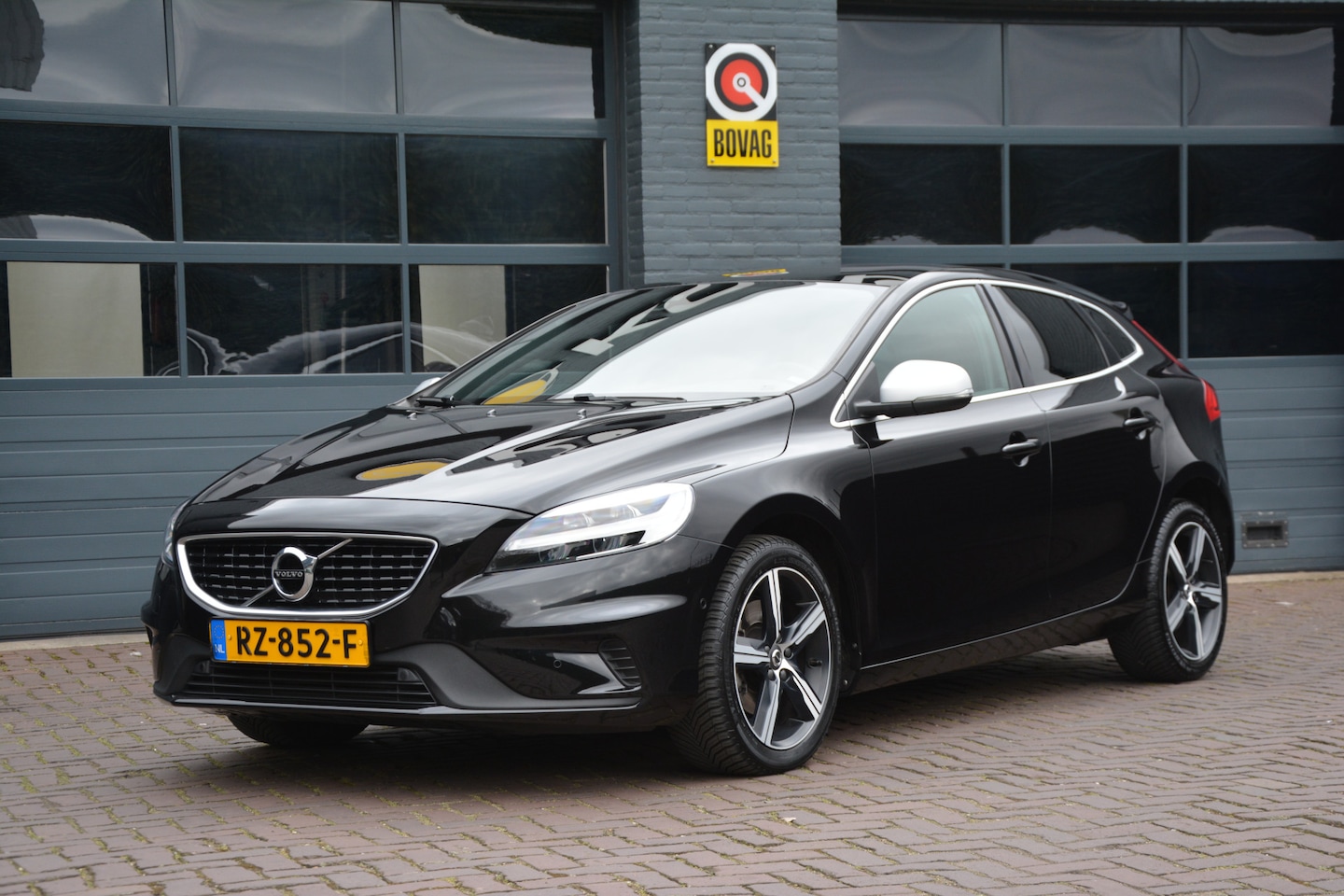 Volvo V40 - 2.0 T4 Business Sport R-Design - AutoWereld.nl