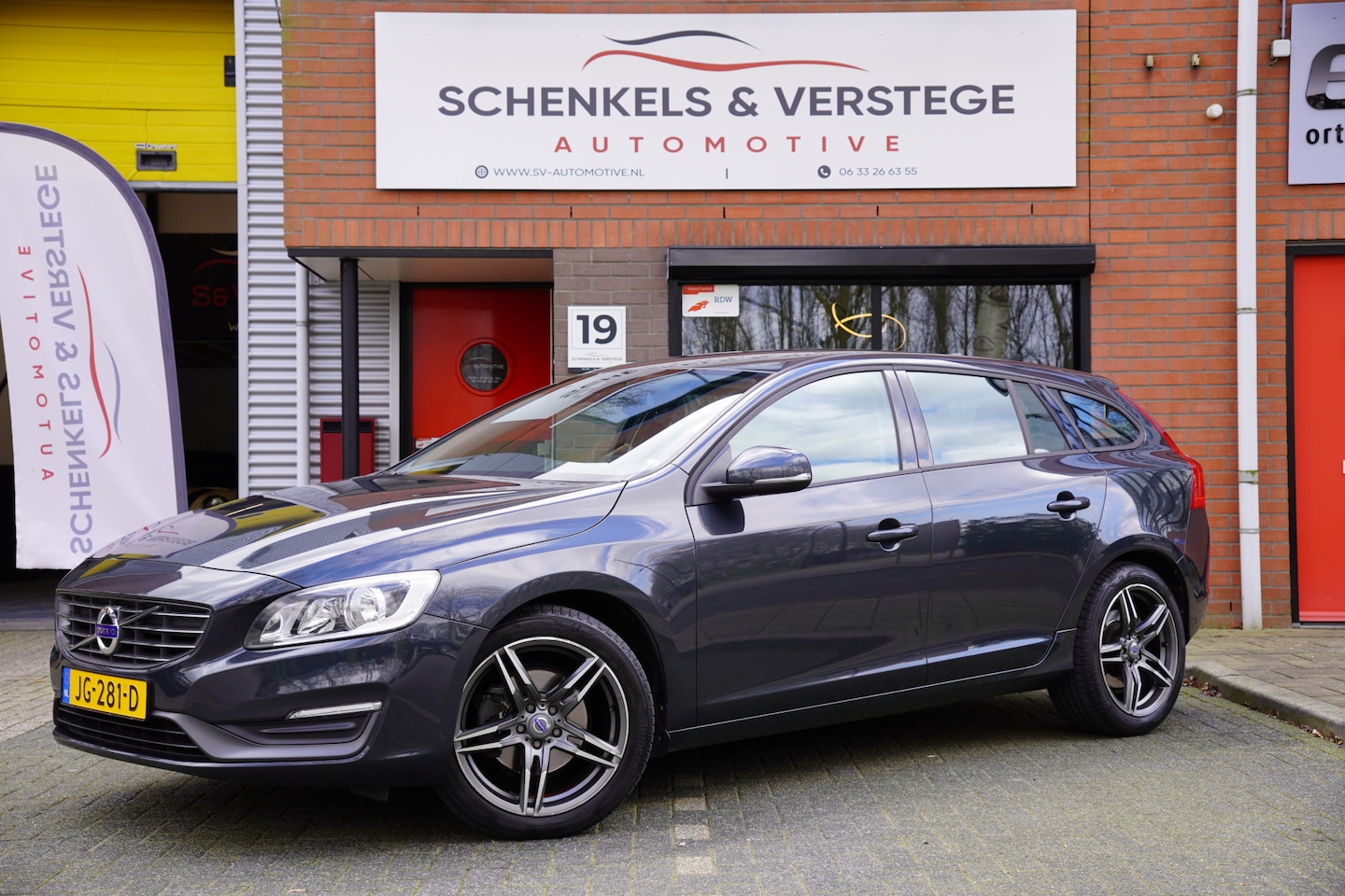 Volvo V60 - 1.6 D2 Kinetic / Cruise / Navi / PDC / Airco / - AutoWereld.nl