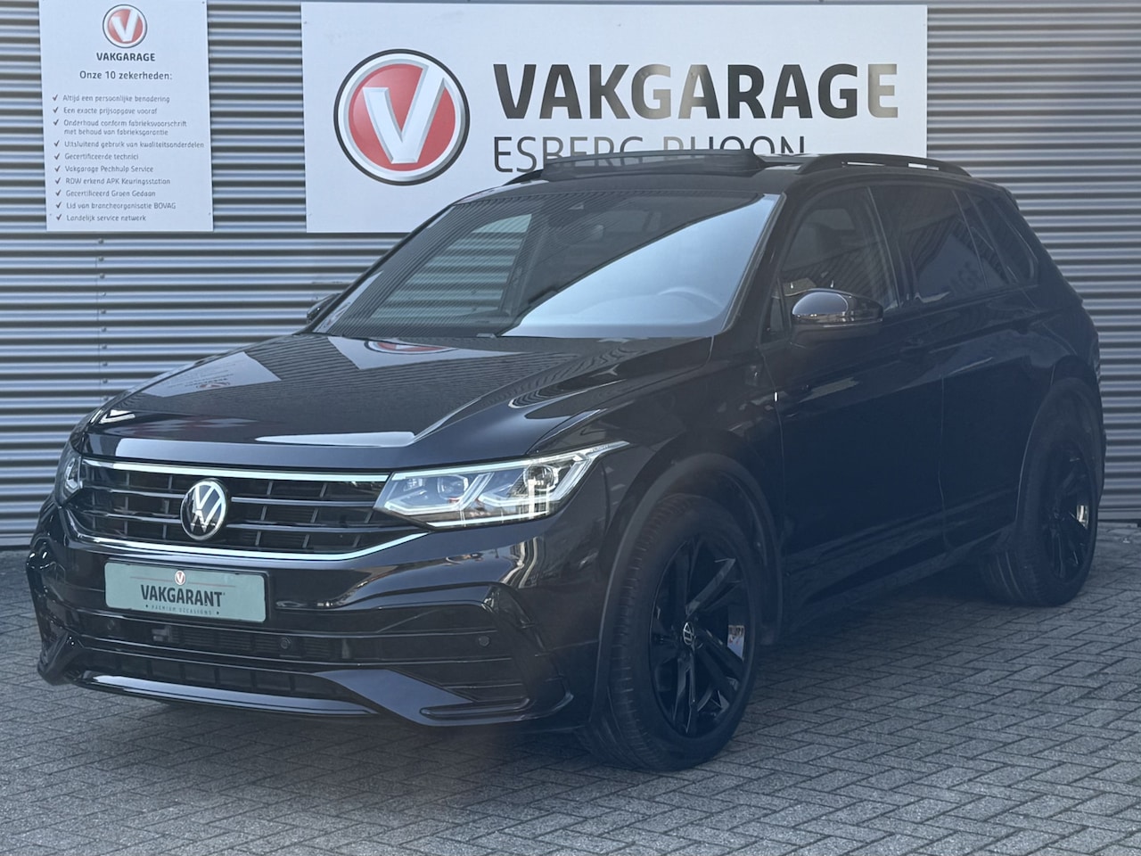 Volkswagen Tiguan - 1.5 TSI R-Line DSG BLACKSTYLE FACELIFT SCHUIFDAK,IQ-LIGHT - AutoWereld.nl