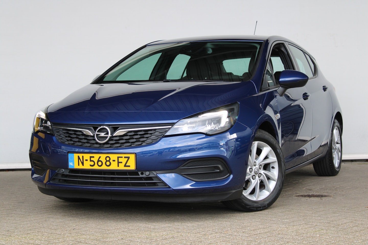 Opel Astra - 1.2 Business Elegance | LED koplampen | achteruitrijcamera | keyless entry - AutoWereld.nl