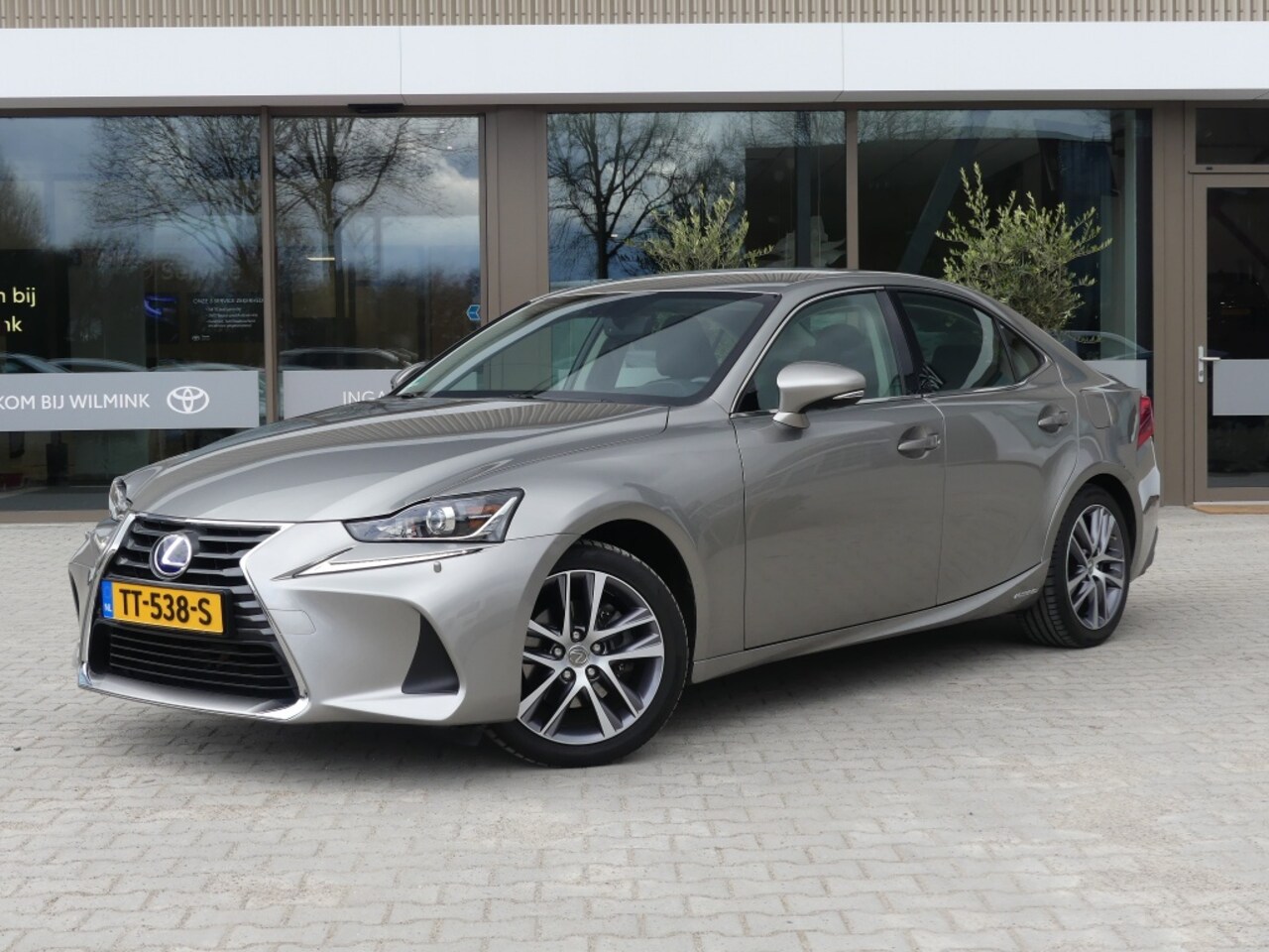 Lexus IS - 300h Hybrid Business Line | Navigatie | Stoelverwarming | Keyles - AutoWereld.nl