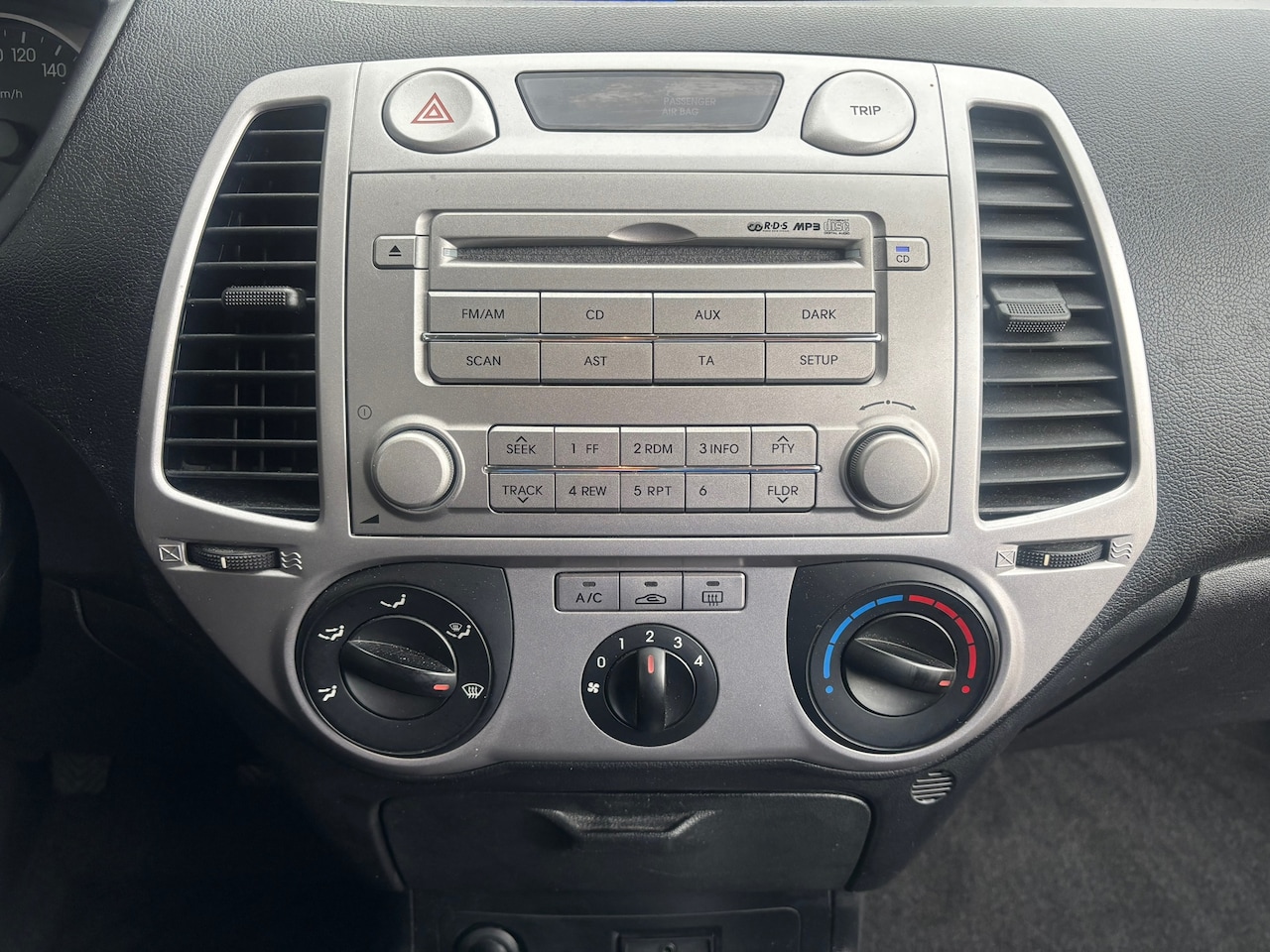 Hyundai i20 - 1.2i i-Drive AIRCO//ELEC.RAMEN//CV+AB//76000KM