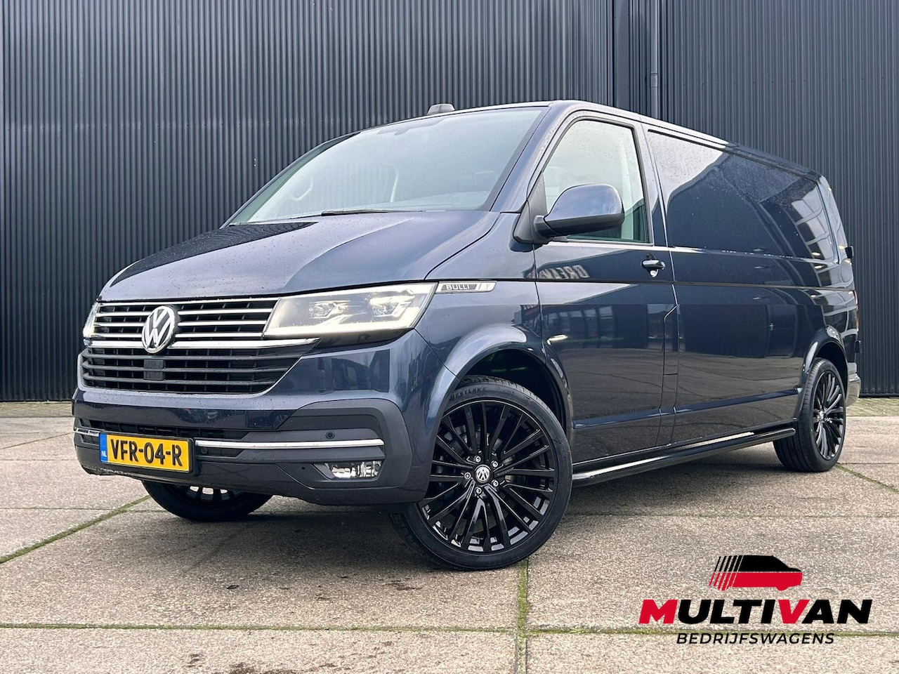 Volkswagen Transporter - 2.0 TDI L2H1 28 Bulli | LED | AUTOMAAT | 19 INCH | BEKLEDE LAADRUIMTE - AutoWereld.nl