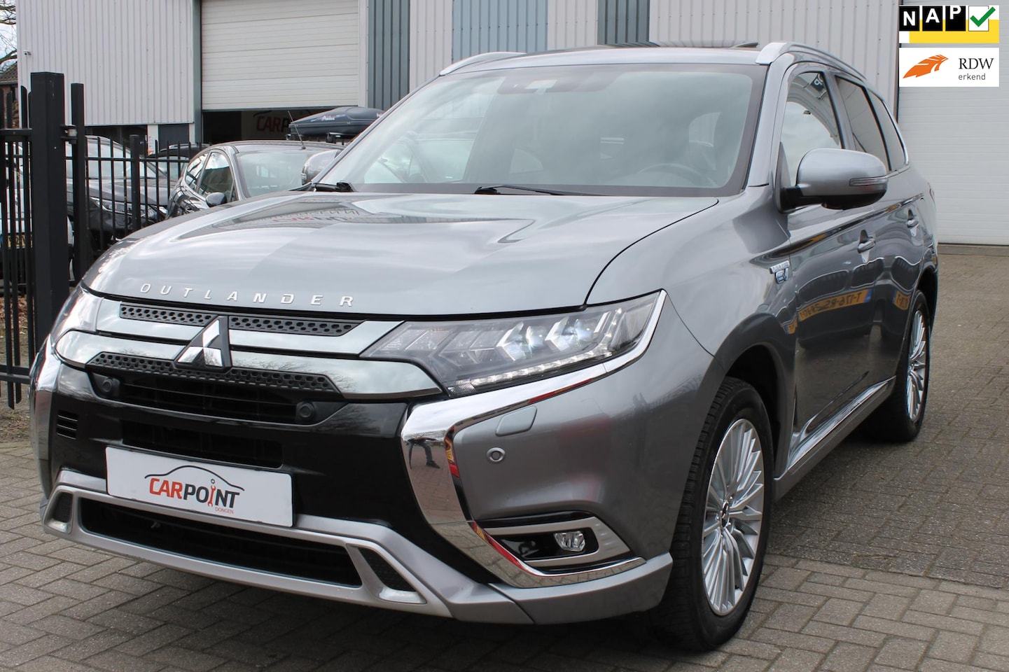 Mitsubishi Outlander - 2.4 PHEV S-Edition 4WD 360 Leer Schuifdak Keyless!! - AutoWereld.nl