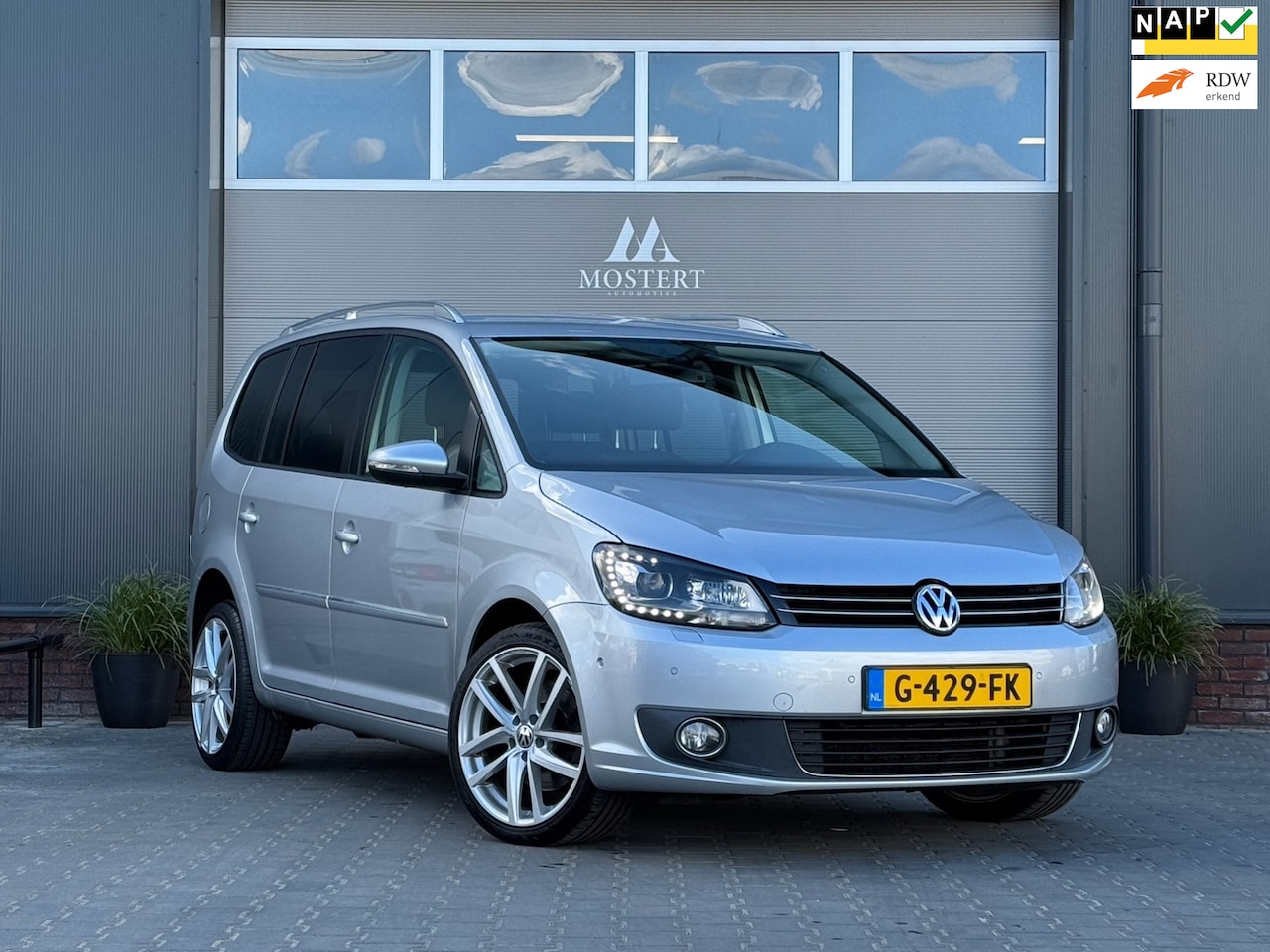 Volkswagen Touran - 1.4TSI/140pk Highline DSG|2012|Trekhaak|Camera|Cruise|Stoelverw.|Bi-Xenon|18"LMV - AutoWereld.nl