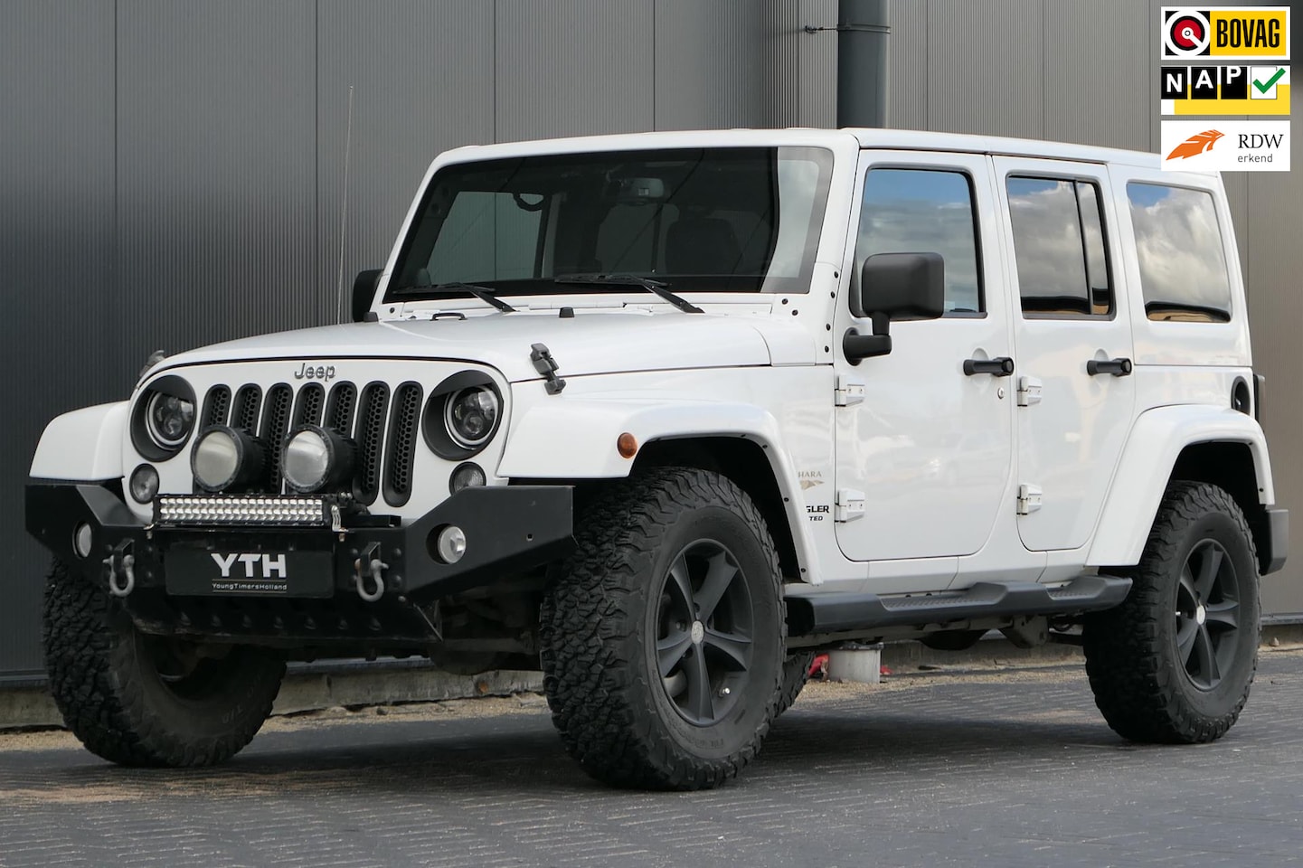 Jeep Wrangler Unlimited - 3.6 Sahara Freedomtop Leder Navi Softtop Airco Trekhaak - AutoWereld.nl