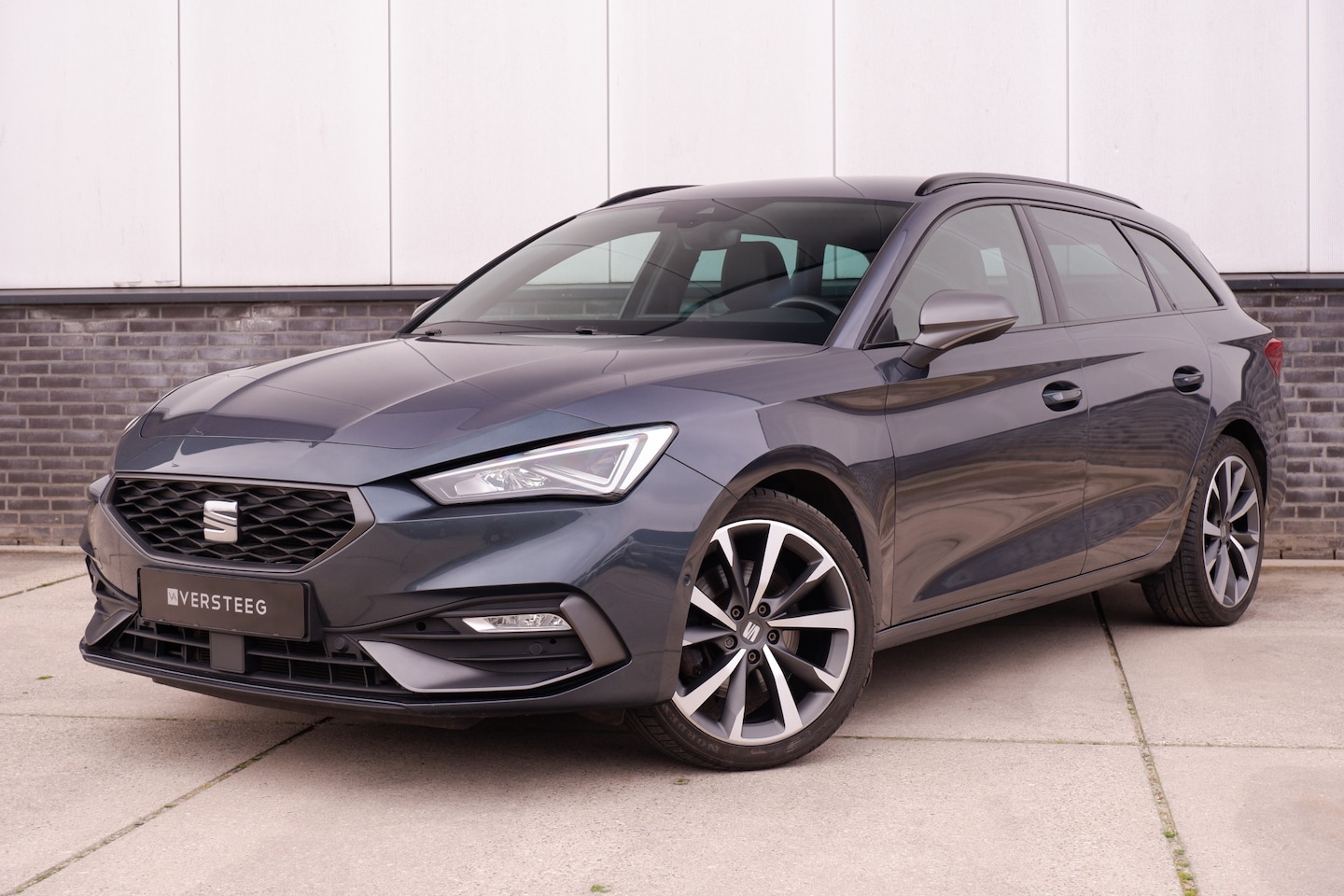 Seat Leon Sportstourer - 1.5 eTSI FR | Elek. Trekhaak | Sfeerverl. | LED | Navi | Carplay | Keyless | Adap. Cruise - AutoWereld.nl