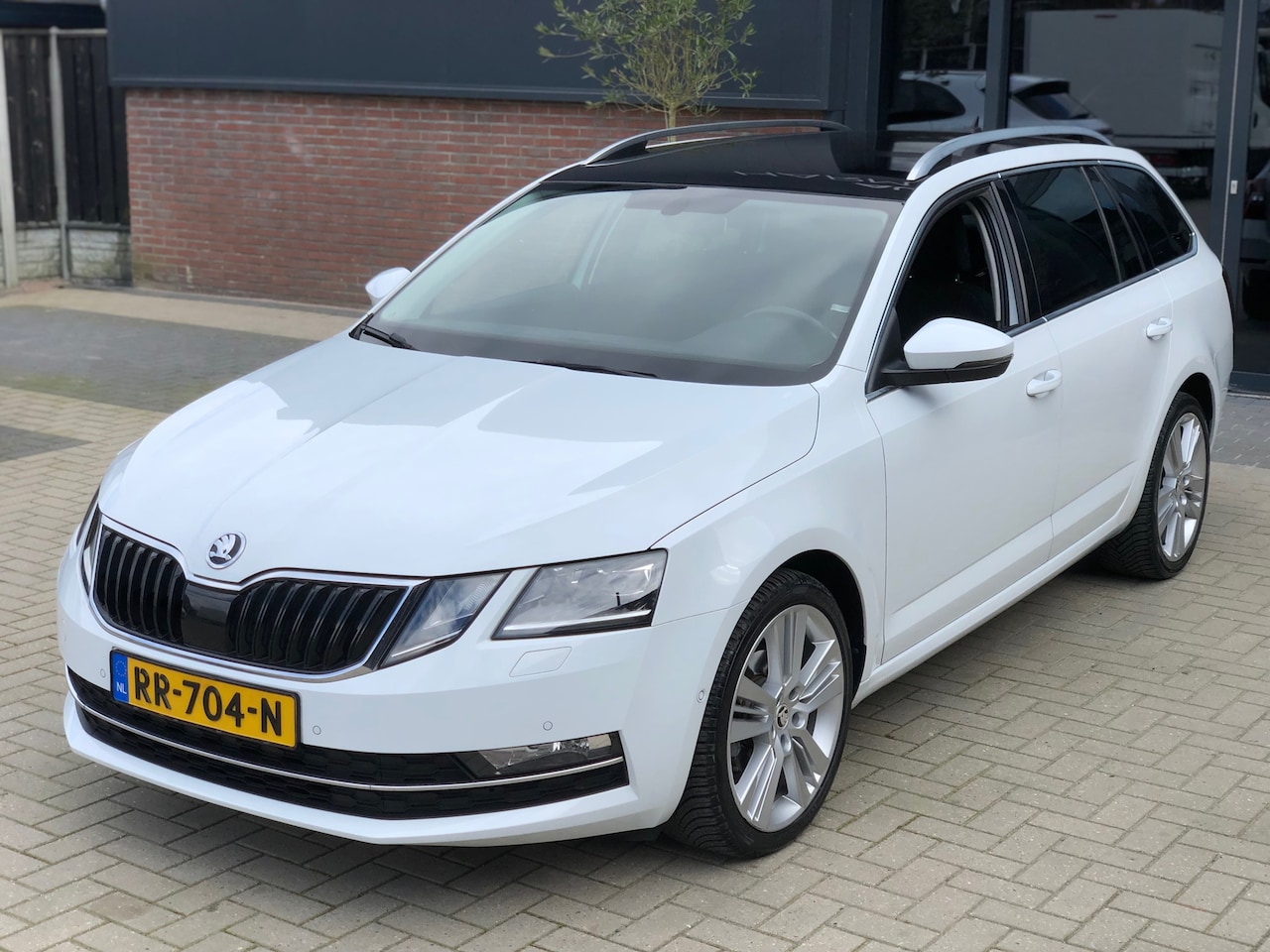 Skoda Octavia Combi - 1.6 TDI Greentech Style Business NIEUWSTAAT NAVI CRUISE XENON KEYLESS PDC CLIMA - AutoWereld.nl