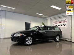 Volvo V70 - 1.6 T4 Summum * Navigatie / Trekhaak / Leder / Stoelverwarming / NL Auto