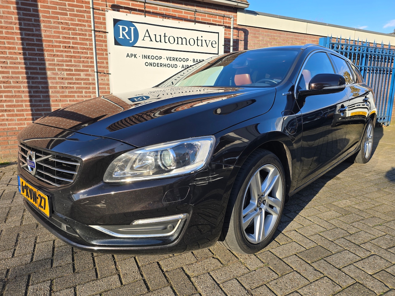 Volvo V60 - 2.4 D6 AWD Pl.i Sum. Hybride/NAP - AutoWereld.nl