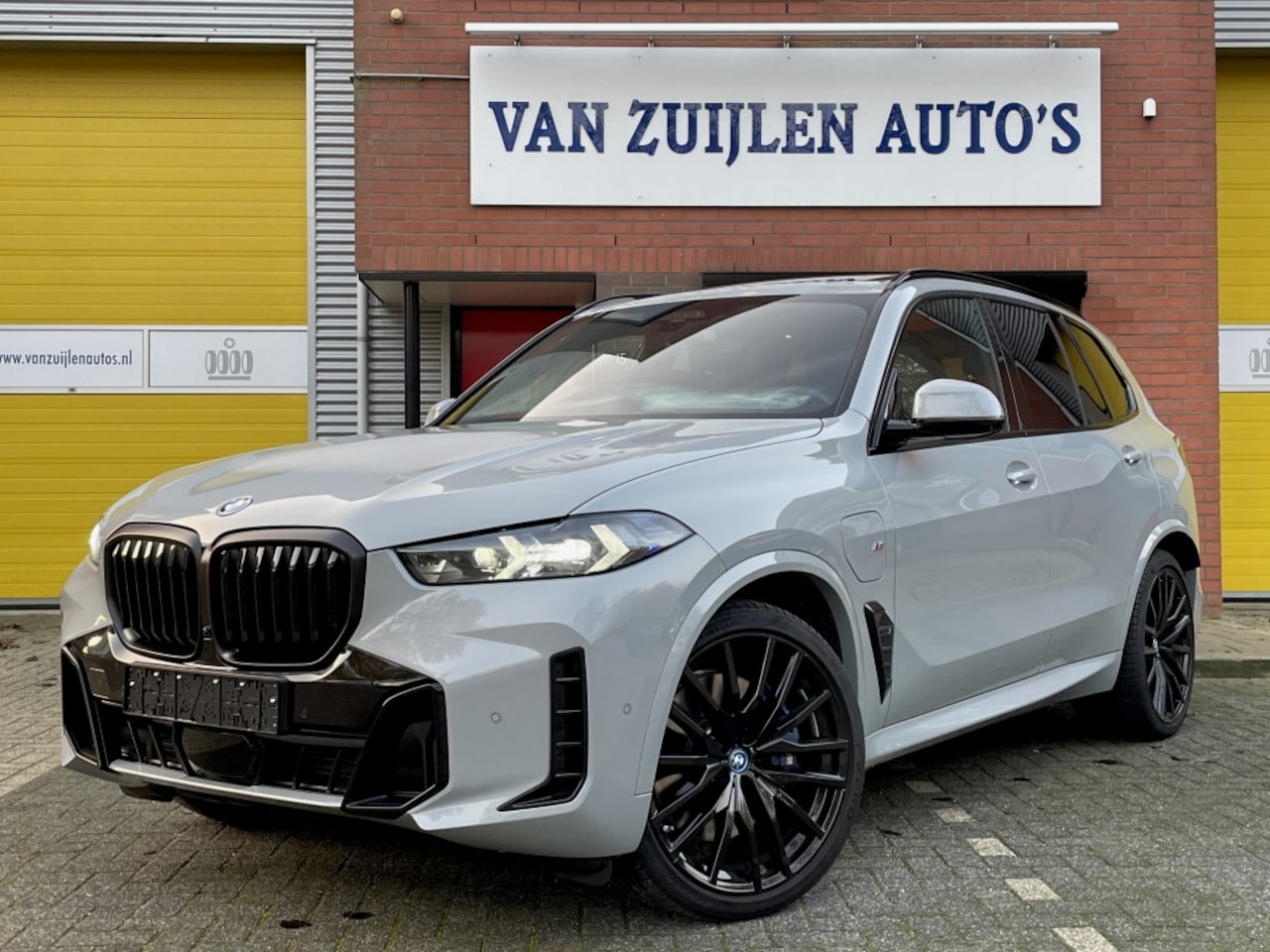 BMW X5 - xDrive50e M-Sport Pro Pano 22'' Trekhaak Head-Up Softclose - AutoWereld.nl