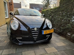 Alfa Romeo MiTo - 1.4 Distinctive special edition 95pk, zwart met gedeeltlijk rood interieur en extra set winterbanden op st