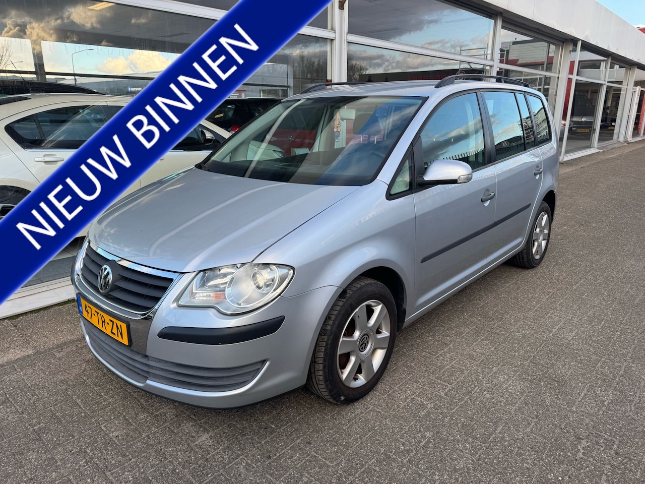 Volkswagen Touran - 1.6 Optive | Cruise control | Airco | Trekhaak | Elektrische ramen | Dakrails | APK t/m 27 - AutoWereld.nl